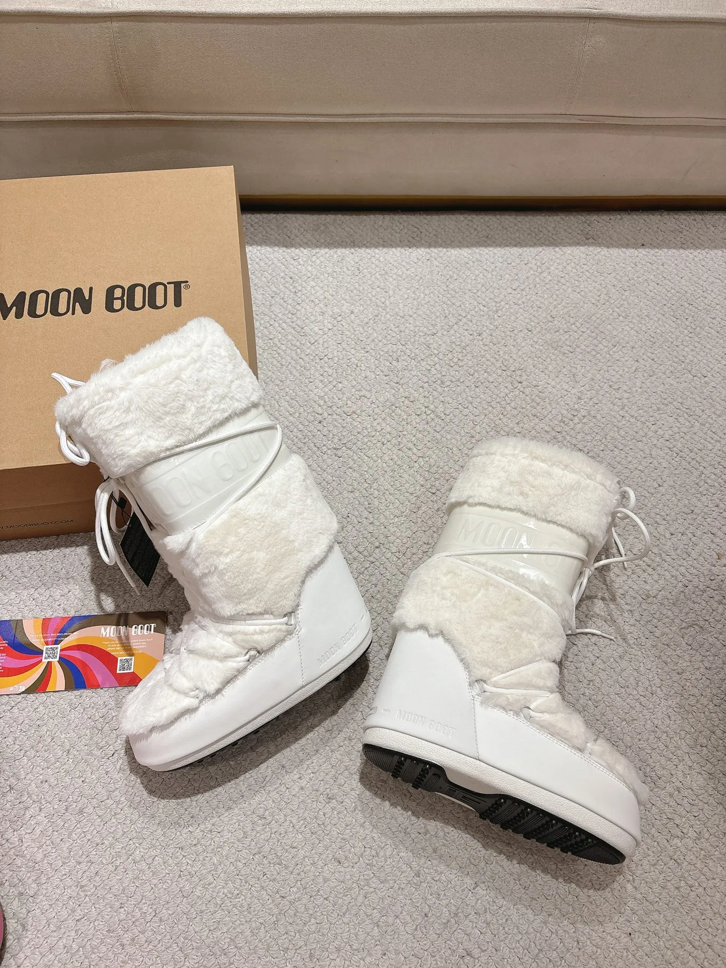 p680 [Exclusive top quality | New upgraded version] ✨A must-buy in winter 2025! Moon Boot moon snow boots - the ultimate warm weapon for fashionistas ❄️ Forget UGG! This winter🔥The "ugly Big Mac" that dominates the streets is here~ 👢The same Y2K retro style from Paris Hilton and Beckham is back! 4cm taller inside ✨ Invisible leg lift · Extremely slimming 👌 Fluffy and soft but not bloated, instantly show off your sense of style when put on your feet 🦋 The same style for both men and women | Can be worn by both men and women | Regardless of left or right foot!  ❄️Maximum thermal insulation power｜No pressure for fun in the snow 💫Trendy style code｜Easily achieve the Millennial hot girl style Say goodbye to ordinary snow boots ~ This winter you need to be warm and rusty! 🌟 #MoonBoot snow boots #winter hot style #瞞小similar style #millennium style wear ❶Fabric: original custom/cowhide/woven wool/high mercerized waterproof cloth ❷Inner: original 100% silk cotton liner ❸Feet: original 100% silk cotton liner ❹Outsole: original molded two-color non-slip outsole ❺Sole thickness: 4cm (including inner**) ❻Number of codes: 35-40 (41. Customized) ❼Packaging: Original full set of packaging ☀Color: Official website updated simultaneously